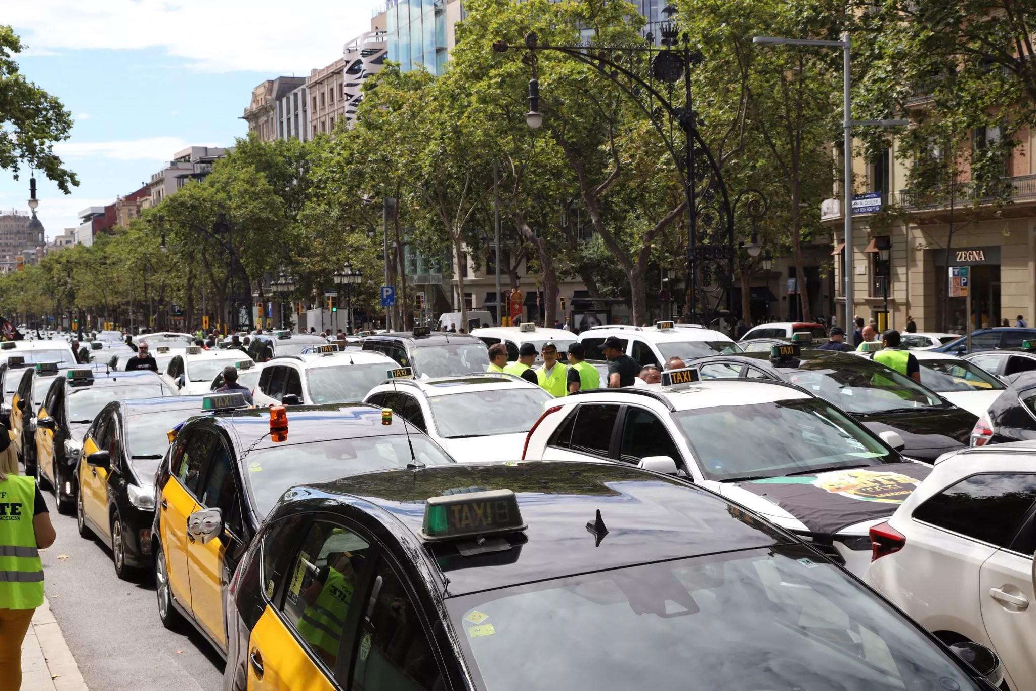 Cientos de taxis aparcados en el paseo de Gràcia durante una manifestación / GALA ESPÍN