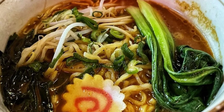 Plato de ramen del restaurante con forma de tren en Barcelona / INSTAGRAM