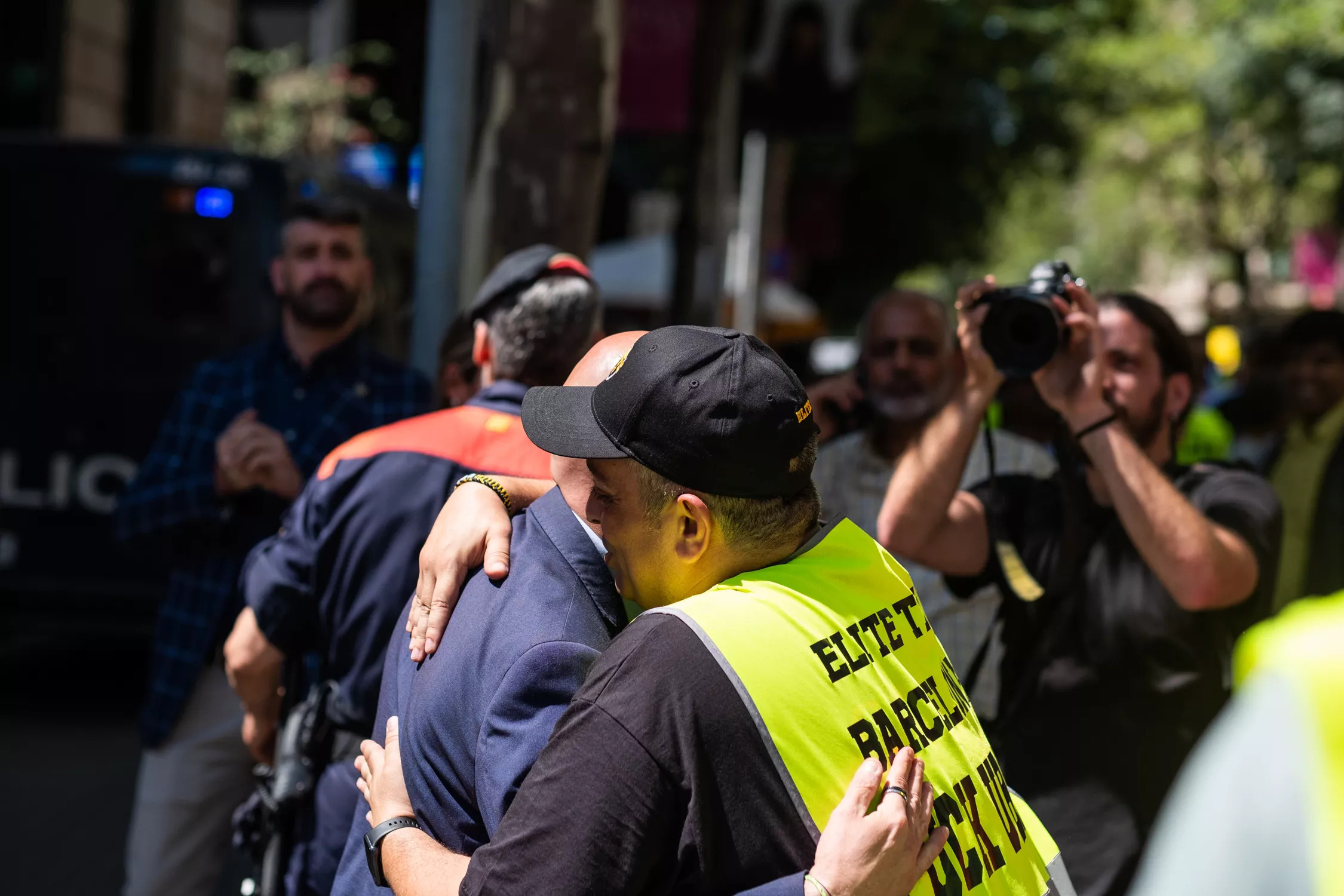 El delegado del Gobierno, Carlos Prieto, y el líder de Élite Taxi en Barcelona, Tito Álvarez, se abrazan en el marco de la manifestación de los taxistas Manifestación de taxistas en Barcelona / SIMÓN SÁNCHEZ