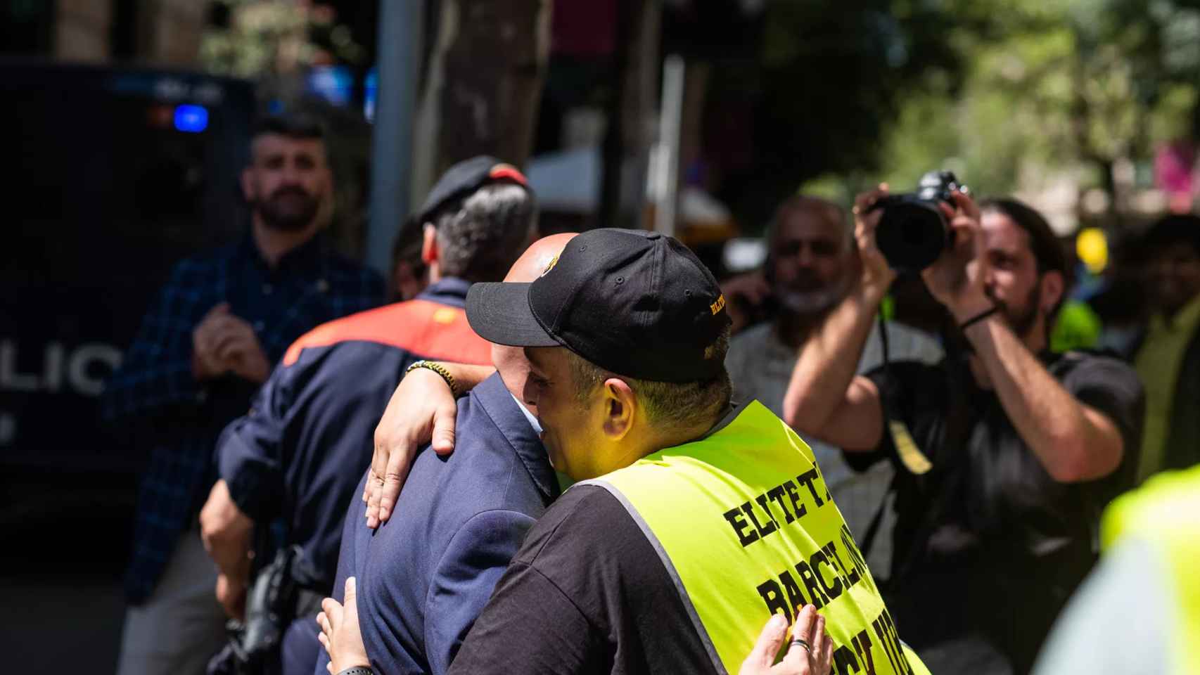 El delegado del Gobierno, Carlos Prieto, y el líder de Élite Taxi en Barcelona, Tito Álvarez, se abrazan en el marco de la manifestación de los taxistas / SIMÓN SÁNCHEZ