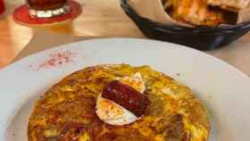 Tortilla de patata con chistorra del bar Tremendo / INSTAGRAM