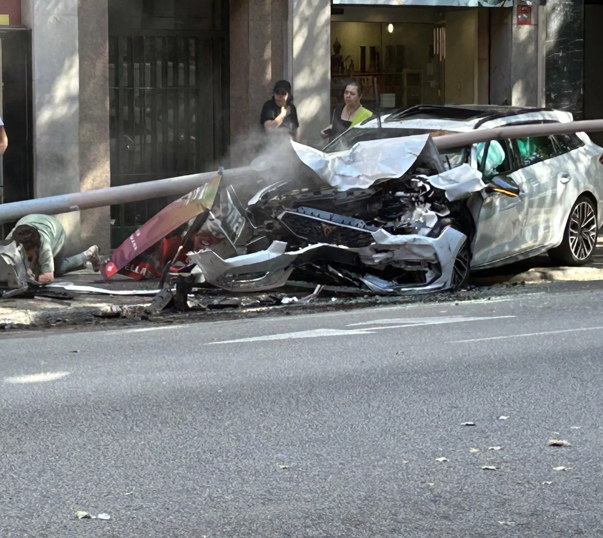 Accidente de esta tarde del jueves en la calle València de Barcelona / TWITTER: @francescsoler78