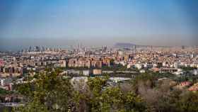 Densa nube de contaminación sobre Barcelona