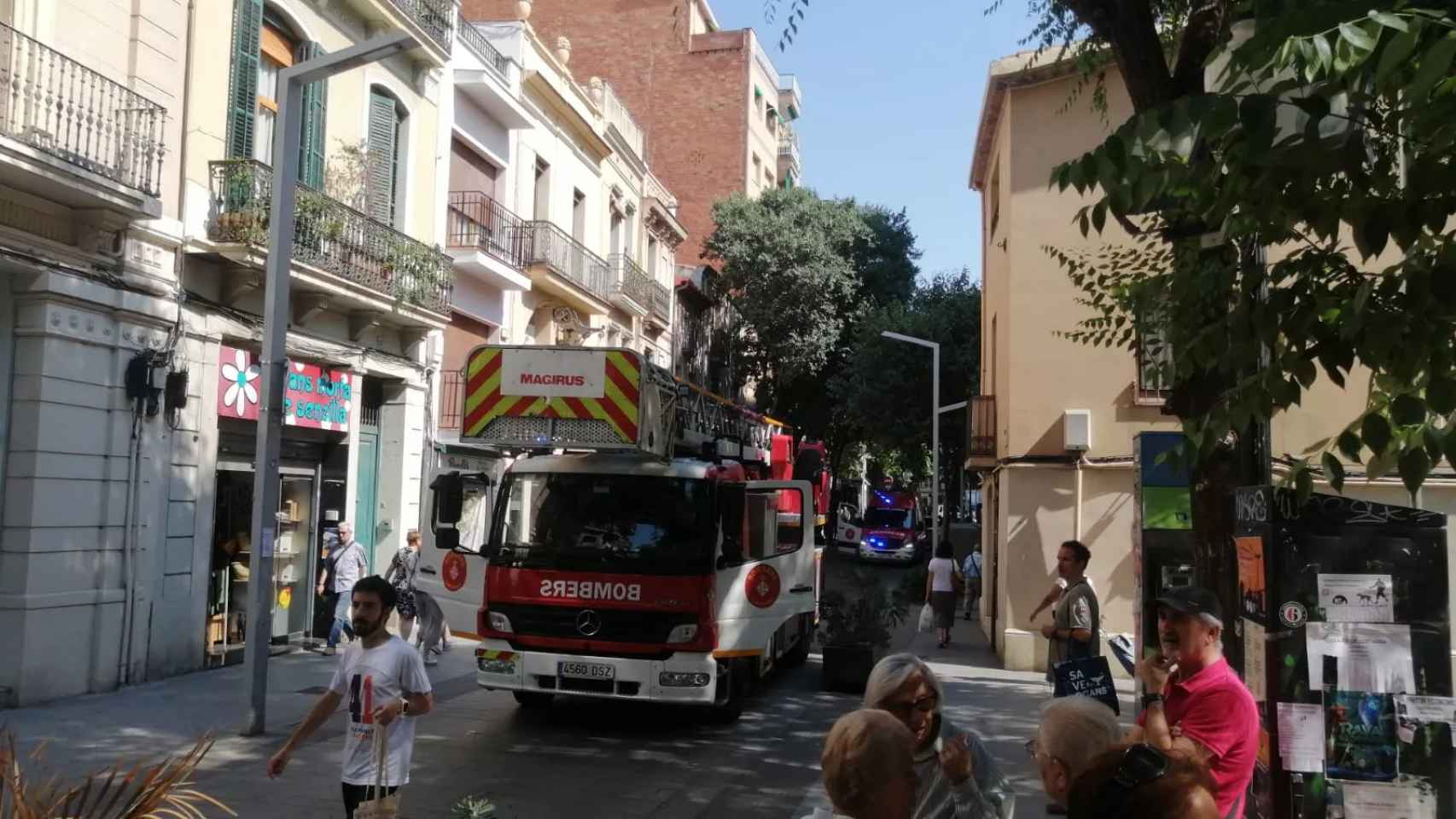 El cuerpo de Bomberos trabajando en la calle de Pons i Gallarça de Sant Andreu / ANDONI BERNÁ - METRÓPOLI