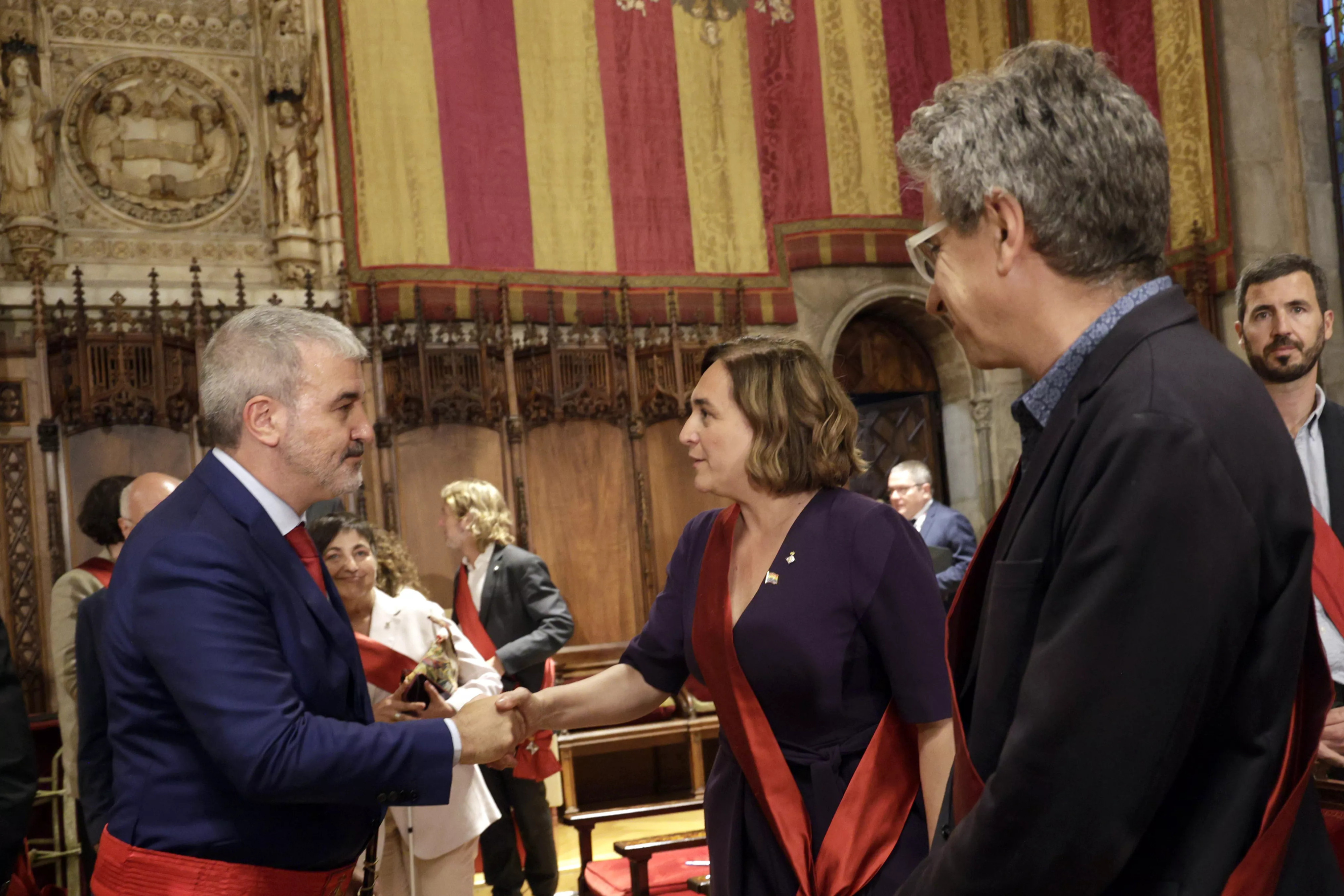 Jaume Collboni y Ada Colau se dan la mano tras el pleno de investidura / EFE