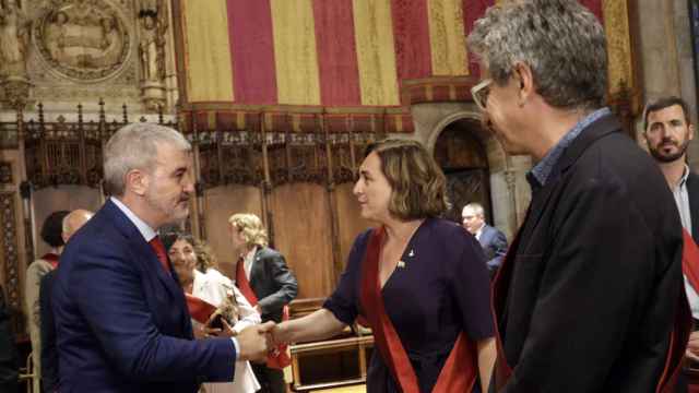 Jaume Collboni y Ada Colau se dan la mano tras el pleno de investidura / EFE