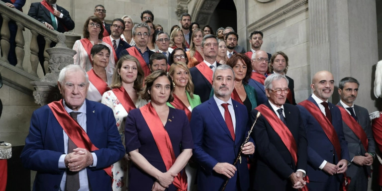 El socialista Jaume Collboni (c) flanqueado por el candidato de JxCat, Xavier Trias (3d), y la candidata de BCNComú, Ada Colau (2i)