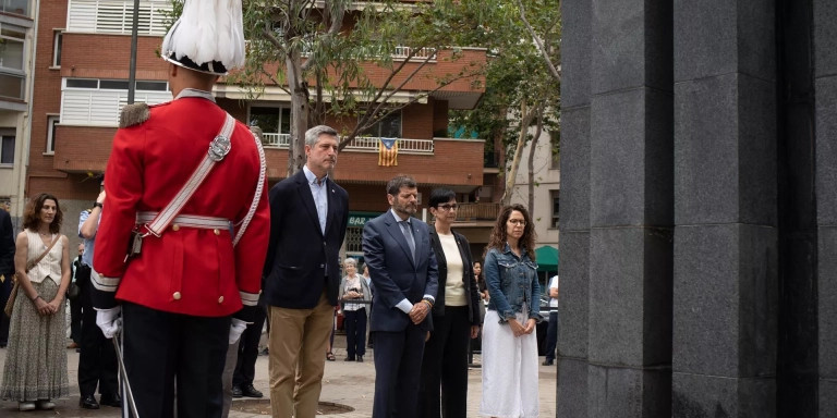 El concejal de Junts, Jordi Martí; el tercer teniente de alcalde de Seguridad, Albert Batlle; la subdelegada del Gobierno en Barcelona, Pepín Beltrán; y la concejal de Sant Andreu, Marta Villanueva, en el homenaje del atentado de Hipercor. - DAVID ZORRAKINO - EUROPA PRESS