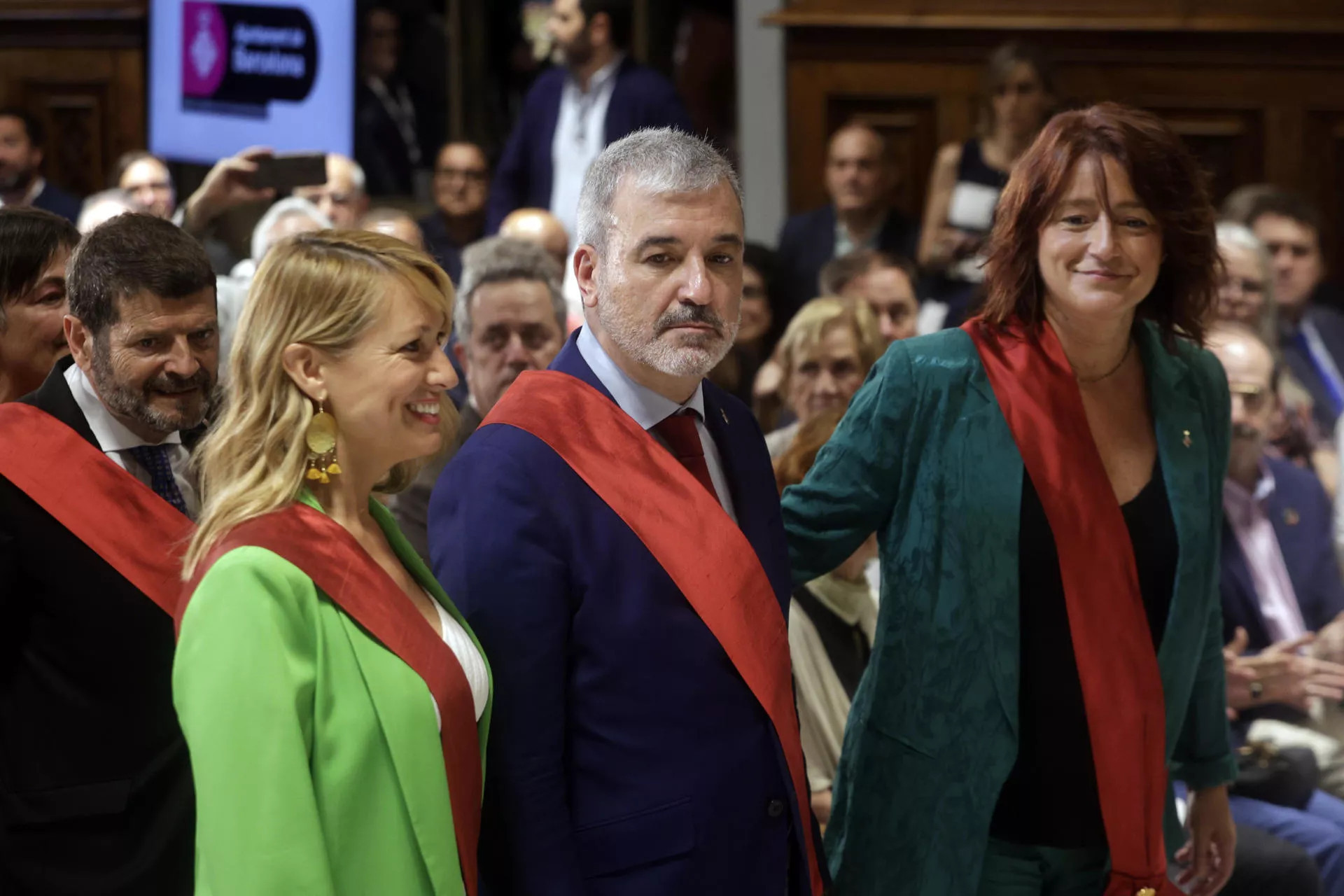 El alcalde de Barcelona, Jaume Collboni, acompañado de las tenientes de alcalde socialistas Maria Eugènia Gay y Laia Bonet durante la investidura / EFE