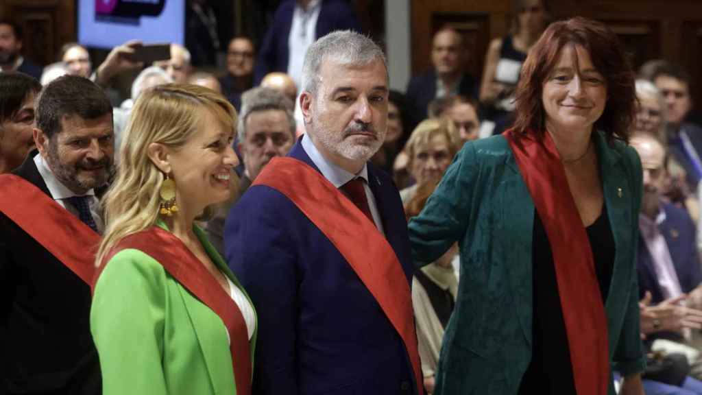 El alcalde de Barcelona, Jaume Collboni, acompañado de las tenientes de alcalde socialistas Maria Eugènia Gay y Laia Bonet durante la investidura / EFE