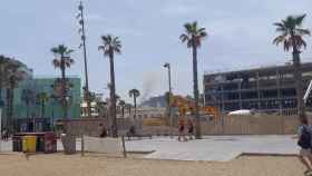 Un incendio en la montaña de Montjuïc, visible desde la playa de Barcelona / CEDIDA