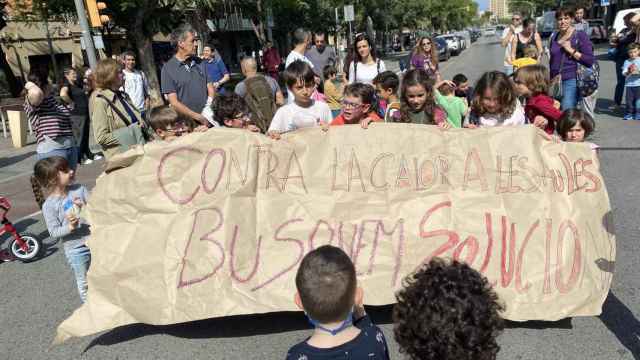 Varias escuelas de Barcelona se manifiestan para protestar por el calor en las aulas / TWITTER @ciarabcn