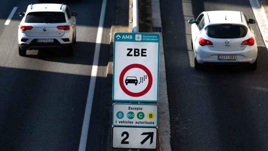 Indicador de la Zona de Bajas Emisiones (ZBE) en Barcelona / EFE