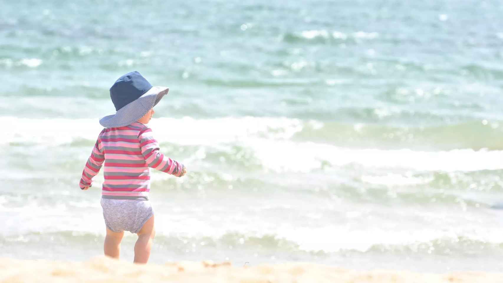 Un niño en la playa se protege del sol con un sombrero / EUROPA PRESS