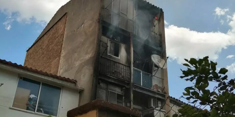 Incendio en un piso en Cornellà de Llobregat / BOMBERS DE LA GENERALITAT