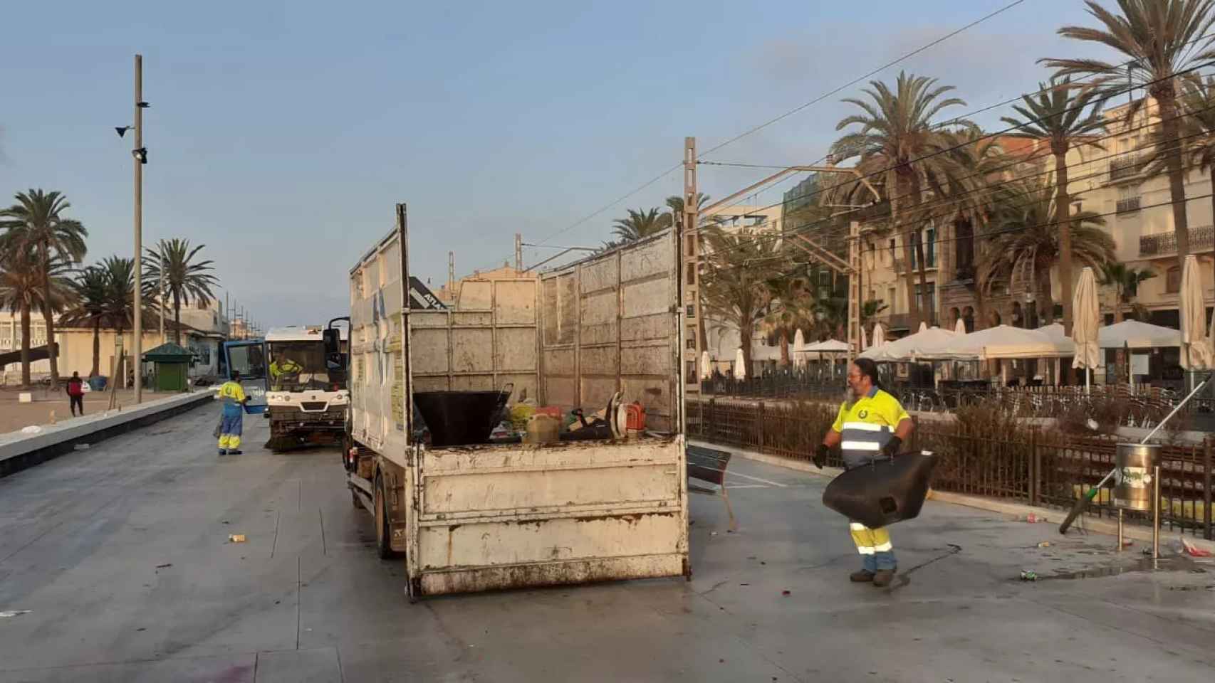 Equipos de limpieza en la playa de Badalona / TWITTER - BDN COMUNICACIÓ