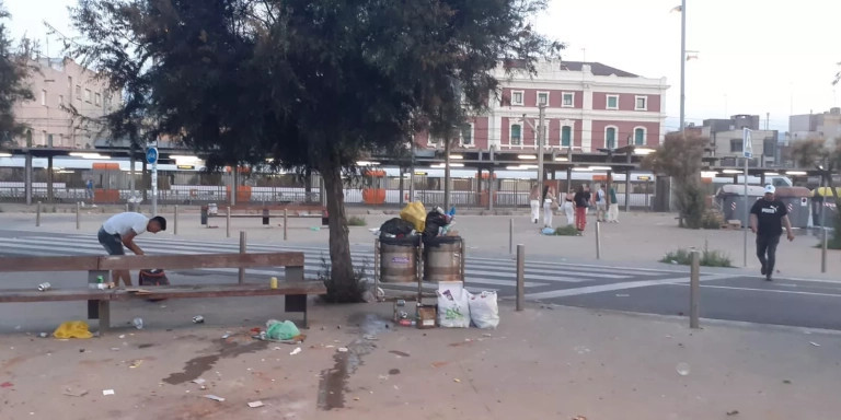 Equipos de limpieza en la playa de Badalona / TWITTER - BDN COMUNICACIÓ