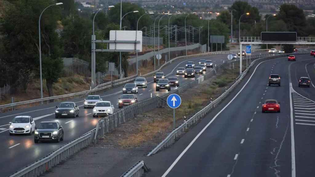 Una fila de vehículos en la carretera / Gustavo Valiente (EP)