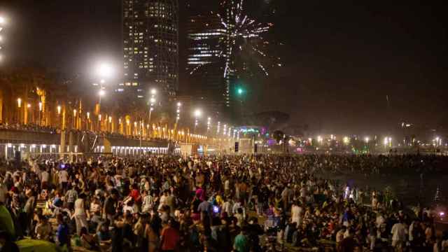 Miles de personas celebran en la playa de la Barceloneta la noche de San Juan 2023 / Kike Rincon (EP)