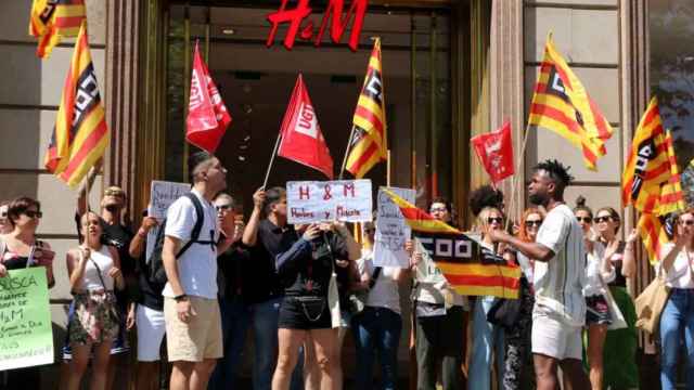 Los trabajadores de H & M se manifiestan frente a la tienda del paseo de Gràcia / BETEVÉ