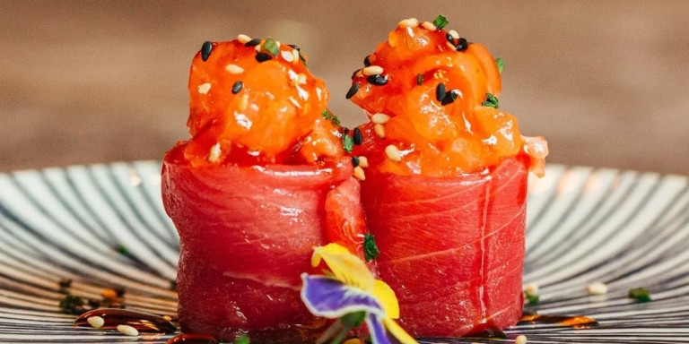 Rolls de sushi de salmón con huevas del restaurante SUMO Glòries de Barcelona / WEB