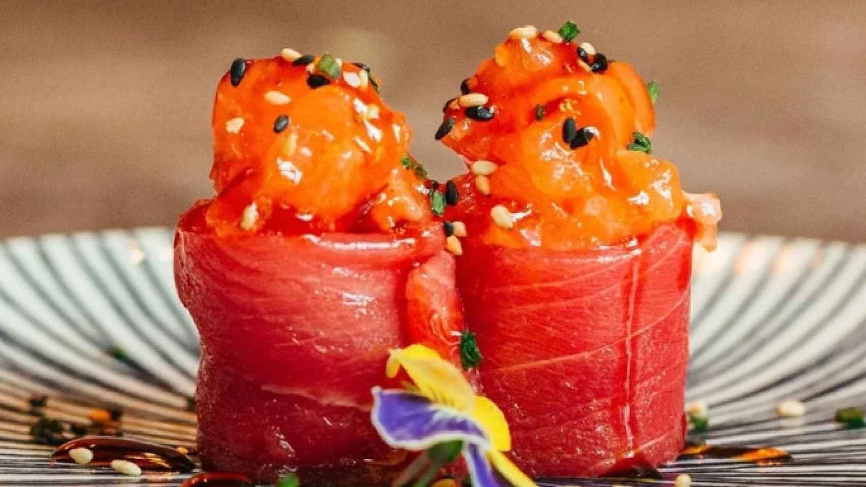 Rolls de sushi de salmón con huevas del restaurante SUMO Glòries de Barcelona