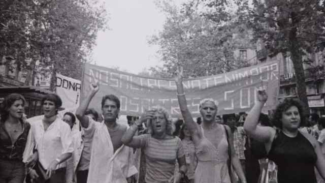 Imagen de la primera manifestación por el día el Orgullo en Barcelona / TWITTER @IGUALDADLGBT