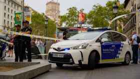 Agentes de la Guardia Urbana acordonan la plaza de Catalunya de Barcelona / LUIS MIGUEL AÑON