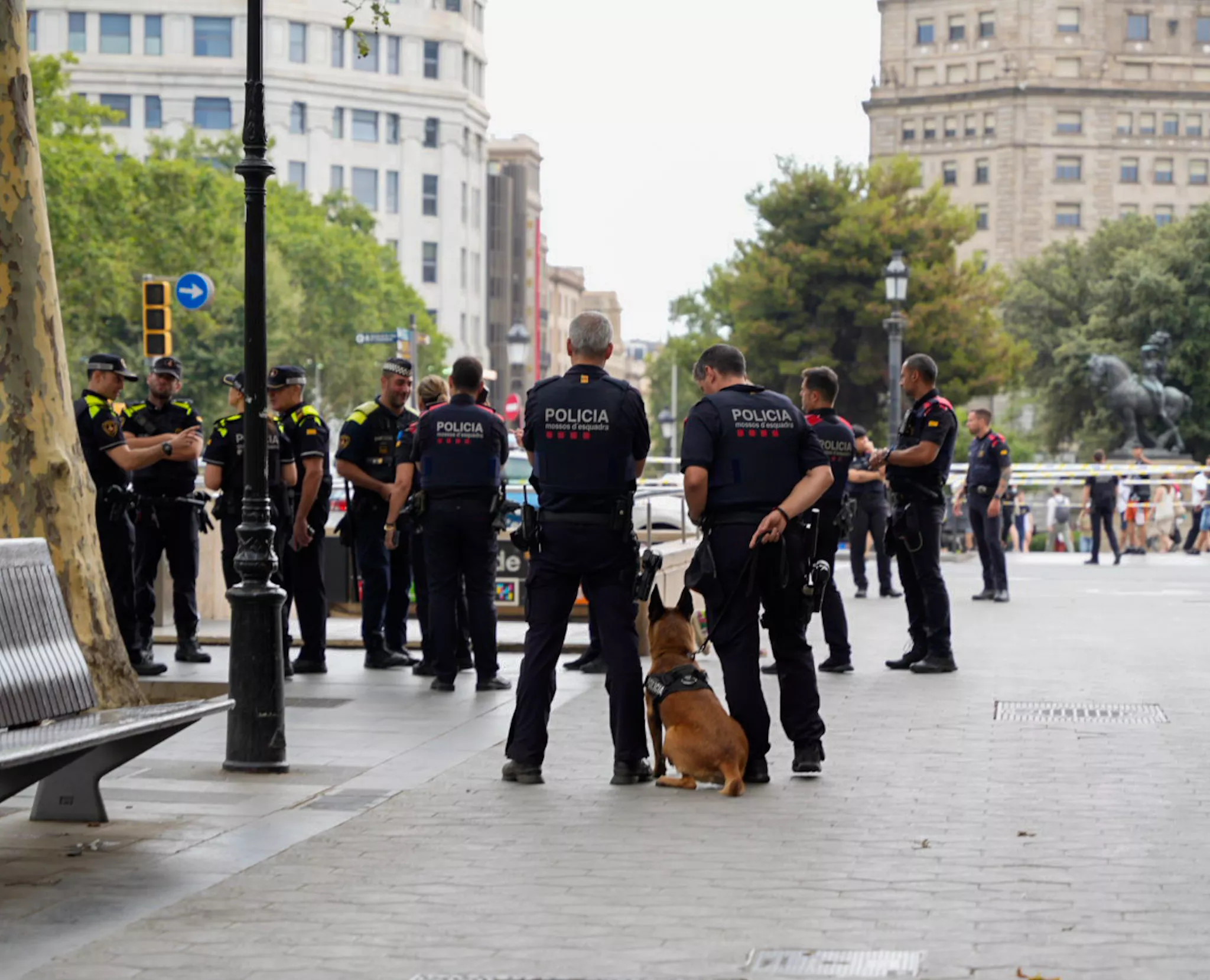 Gran despliegue de agentes de los Mossos d'Esquadra y la Guardia Urbana / en la plaza de Catalunya de Barcelona / LUIS MIGUEL AÑON