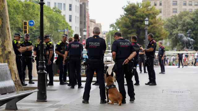 Agentes de los Mossos d'Esquadra y la Guardia Urbana en la plaza de Catalunya