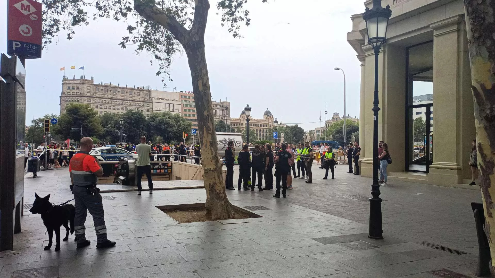 Dispositivo policial en la plaza de Catalunya / LUIS MIGUEL AÑÓN