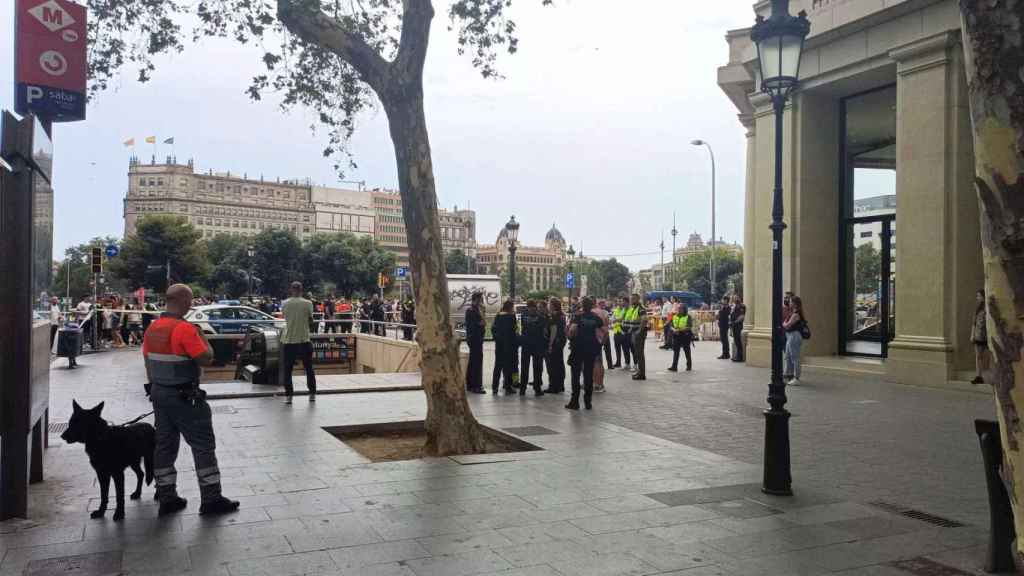 Dispositivo policial en la plaza de Catalunya / LUIS MIGUEL AÑÓN