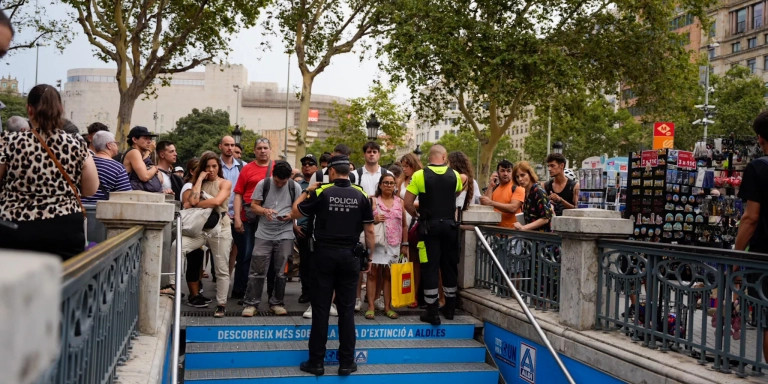 La Guardia Urbana de Barcelona cierra los accesos al transporte público en la plaza de Catalunya de Barcelona / LUIS MIGUEL AÑON