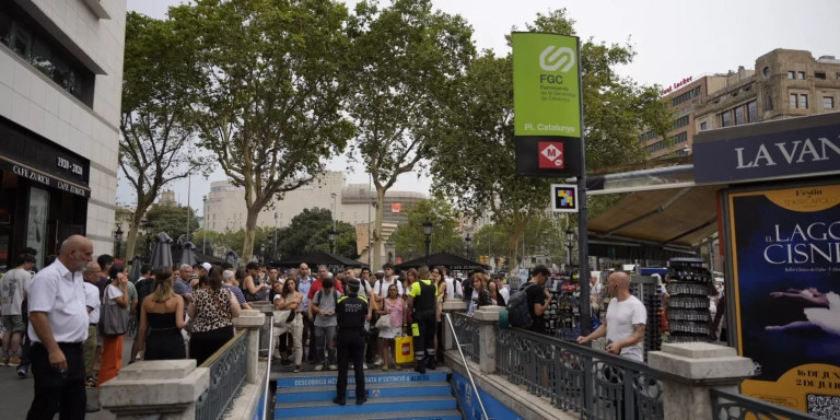 Los Mossos sitúan un cordón en los accesos a la estación de Catalunya / LUIS MIGUEL AÑON