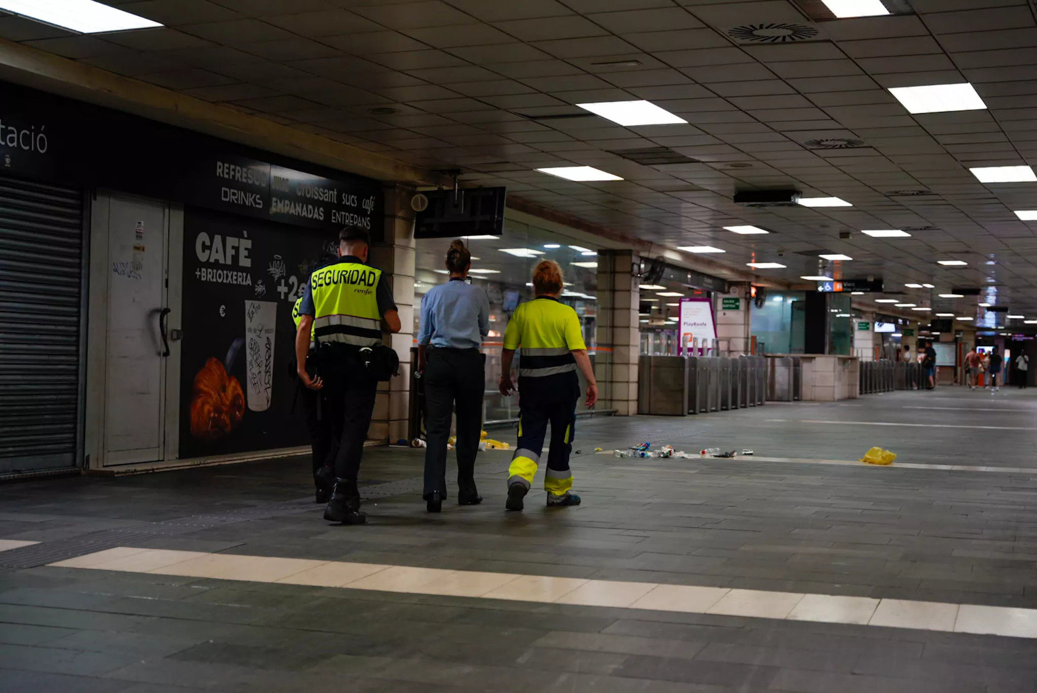 Interior de la estación de Catalunya durante el falso aviso de bomba / LUIS MIGUEL AÑON