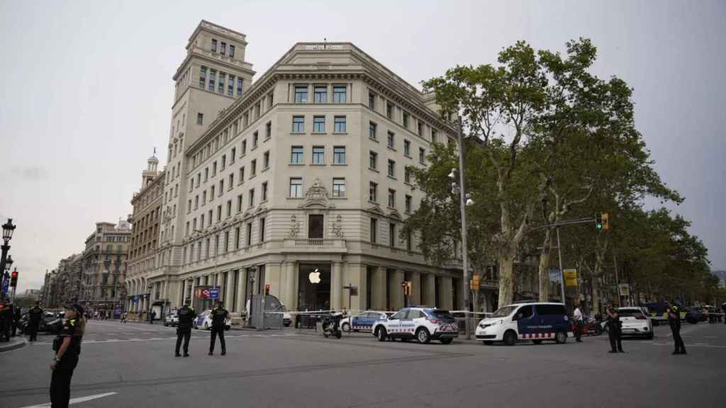 Agentes de los Mossos d'Esquadra blindan la plaza de Catalunya este martes / LUIS MIGUEL AÑON