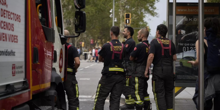 Bomberos de Barcelona, a la espera en la plaza de Catalunya / LUIS MIGUEL AÑON