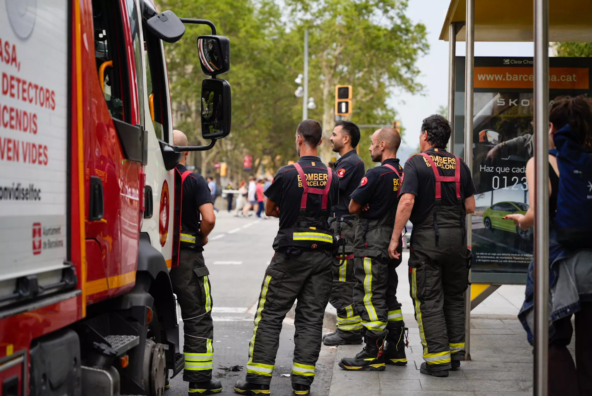 Bomberos de Barcelona, a la espera en la plaza de Catalunya / LUIS MIGUEL AÑON