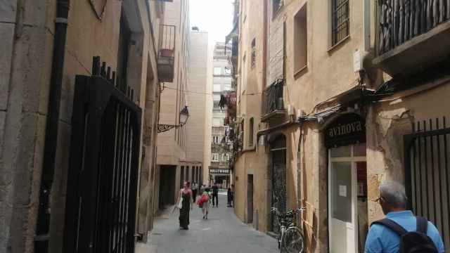 La calle de Morera de Barcelona, donde se ha instalado un narcopiso que atemoriza a los vecinos en el último mes / ANDONI BERNÁ