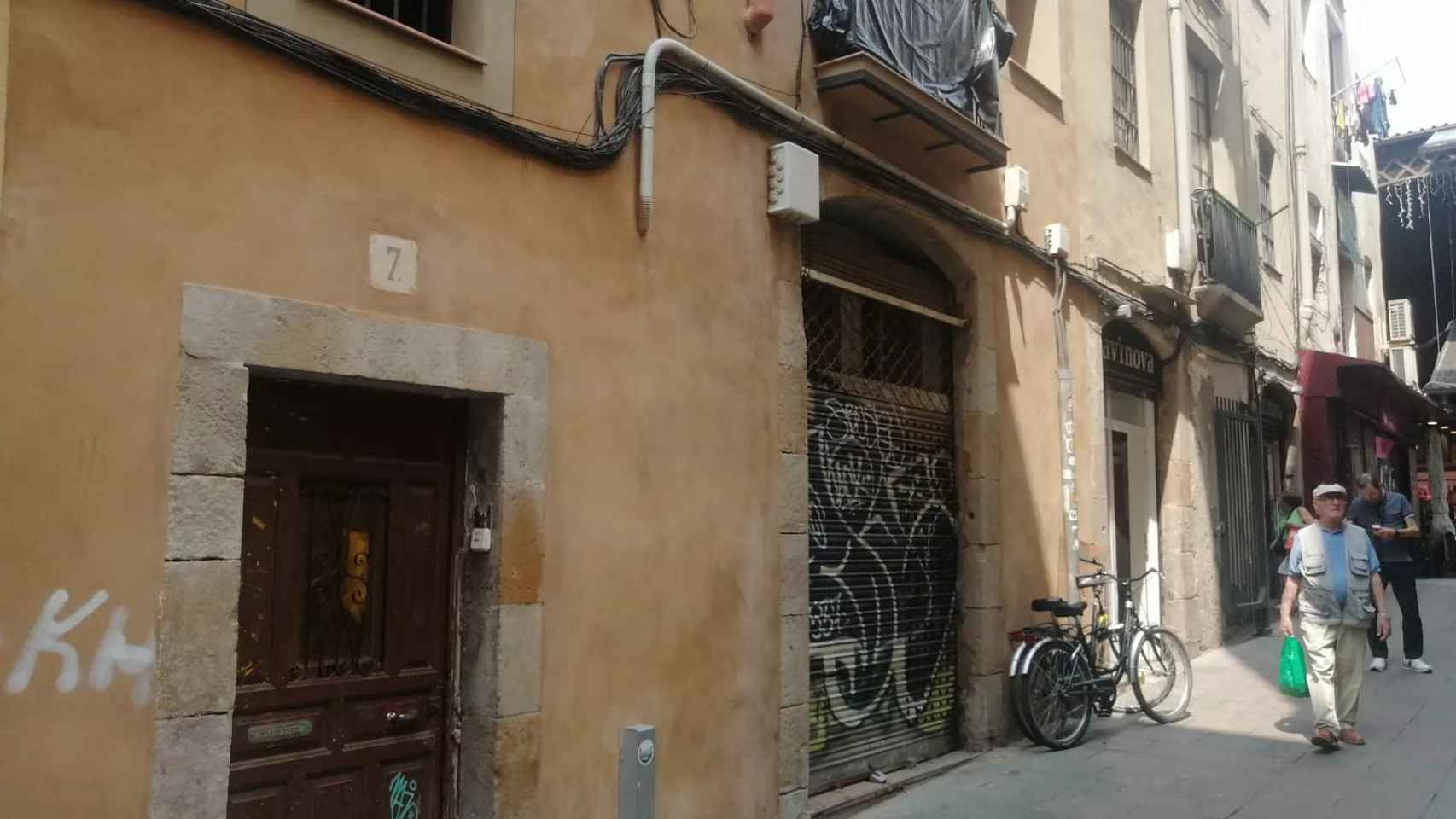 El número 7 de la calle de Morera en El Raval, donde se ha instalado un narcopiso / ANDONI BERNÁ