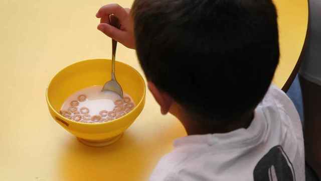 Un niño come cereales sin gluten / EP