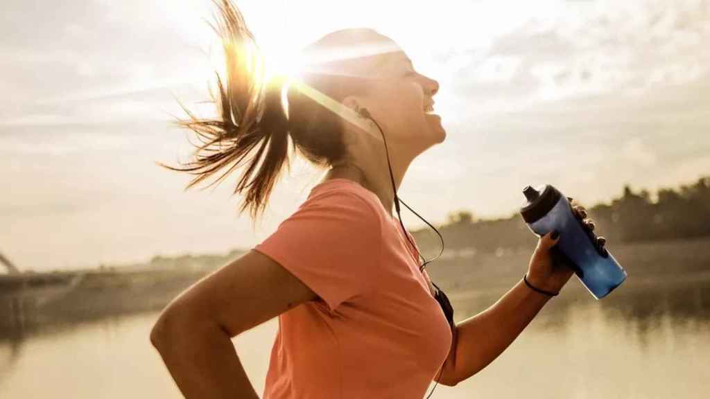 Una mujer se hidrata mientras practica deporte al aire libre / EUROPA PRESS