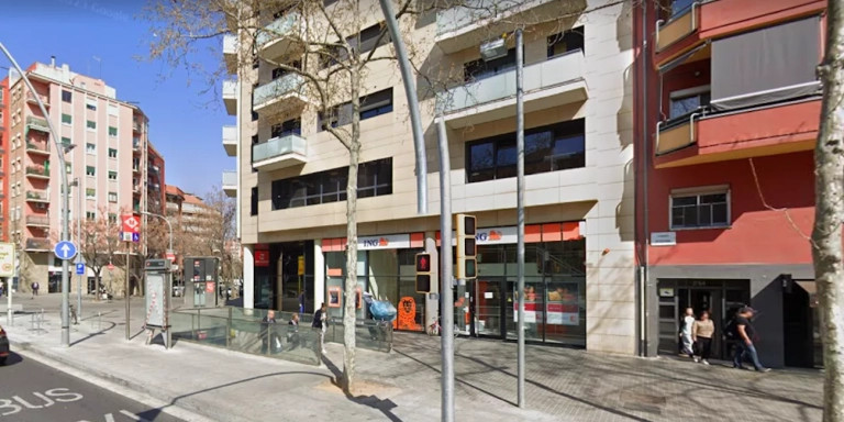 La sucursal de ING de la avenida Meridiana donde ha tenido lugar el robo / GOOGLE MAPS