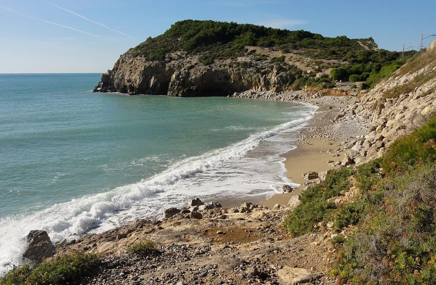 Cala de L'Home Mort de Sitges en una imagen de archivo / WIKIMEDIA COMMONS