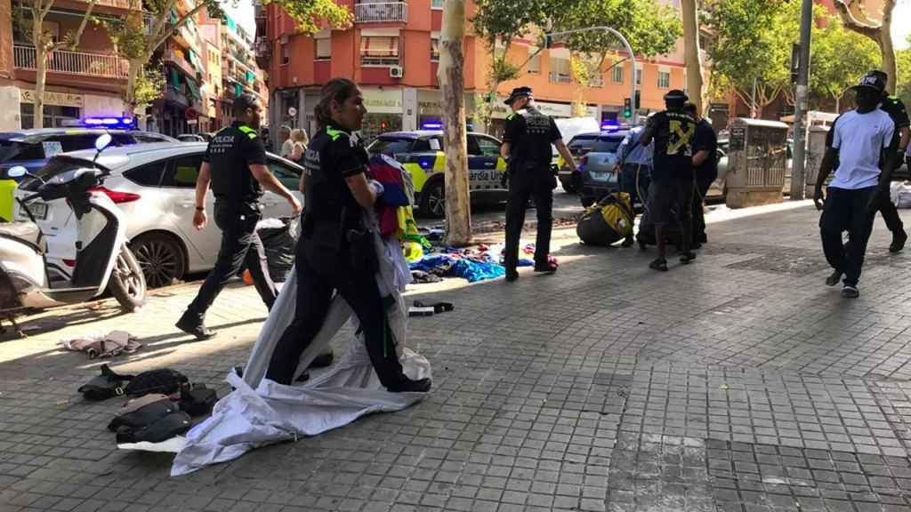 Operativo de la Guardia Urbana de Badalona contra los manteros / AJ BDN