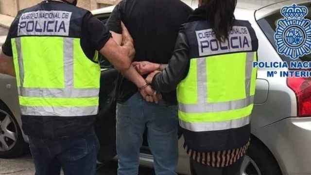 Agentes de la Policía Nacional con una persona detenida