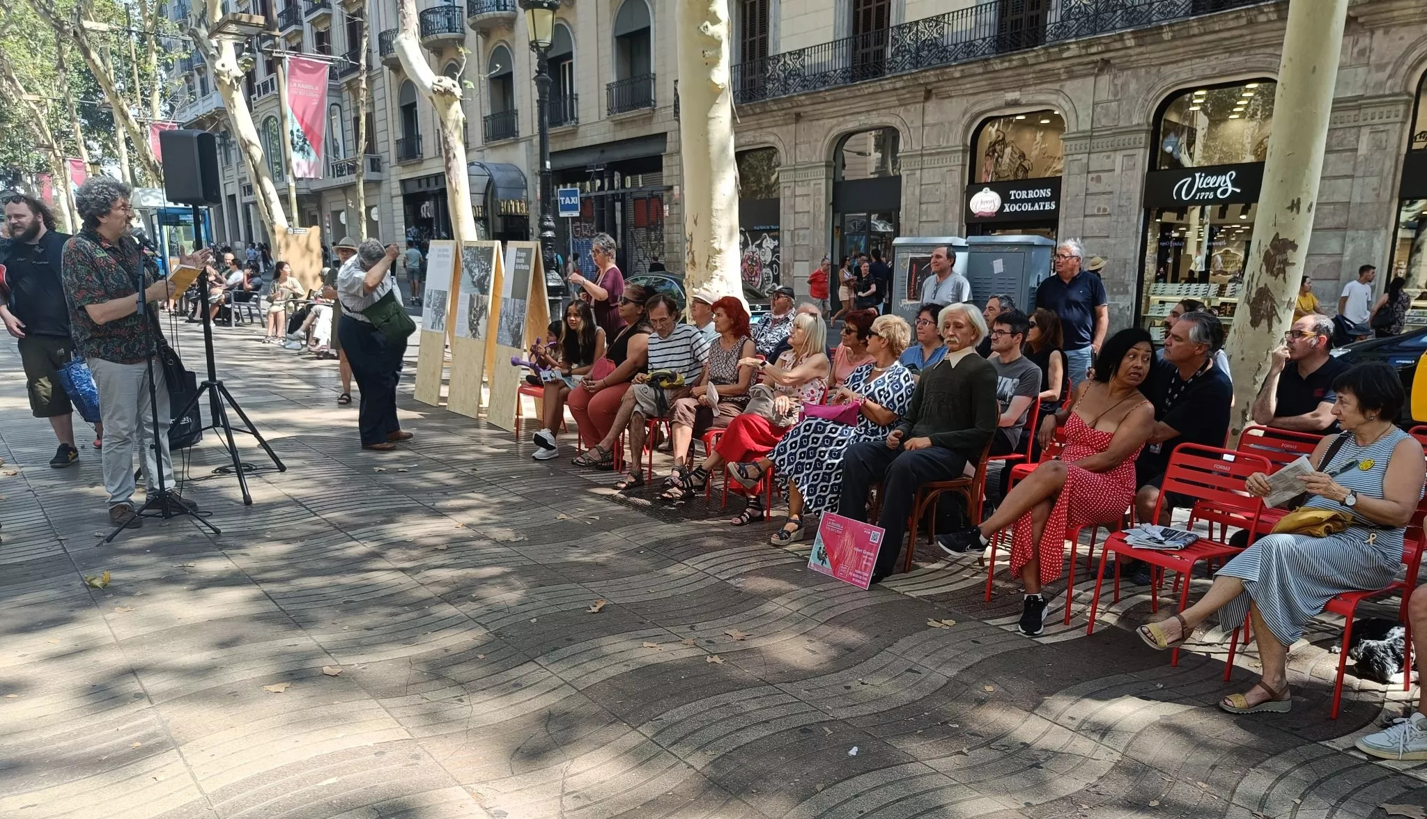 Sillas de alquiler este domingo en La Rambla / AMICS DE LA RAMBLA