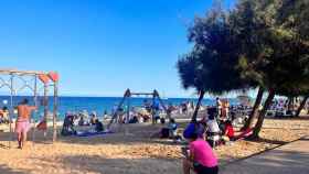 Usuarios en la Platja de l'Estació de Badalona este domingo por la tarde / METRÓPOLI