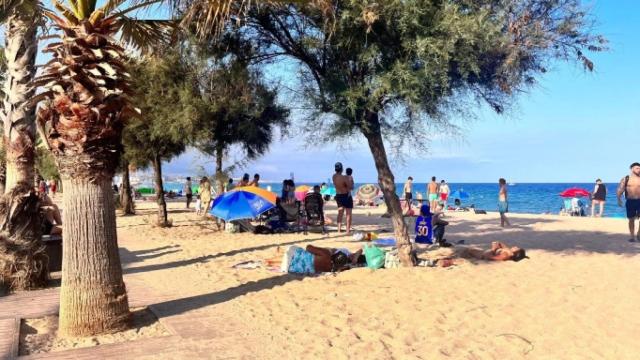 Usuarios en la Platja de l'Estació de Badalona un domingo por la tarde