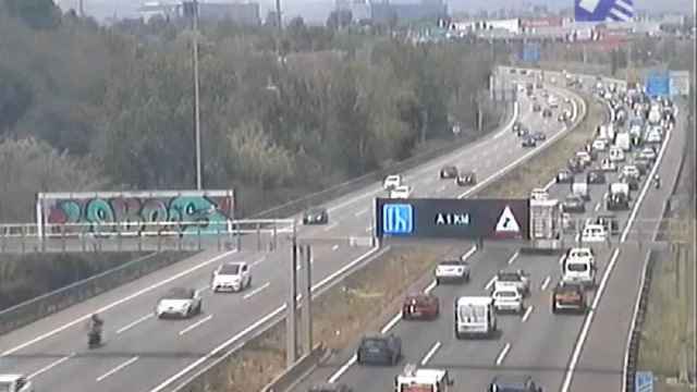 Retenciones kilométricas para entrar a Barcelona por la C-58 / TRÀNSIT